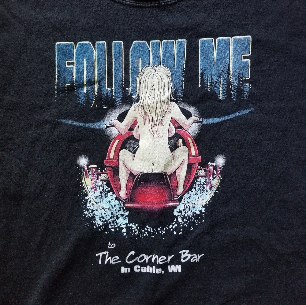 Vintage gildan heavyweight graphic t-shirt from Corner Bar in Cable, WI size XL